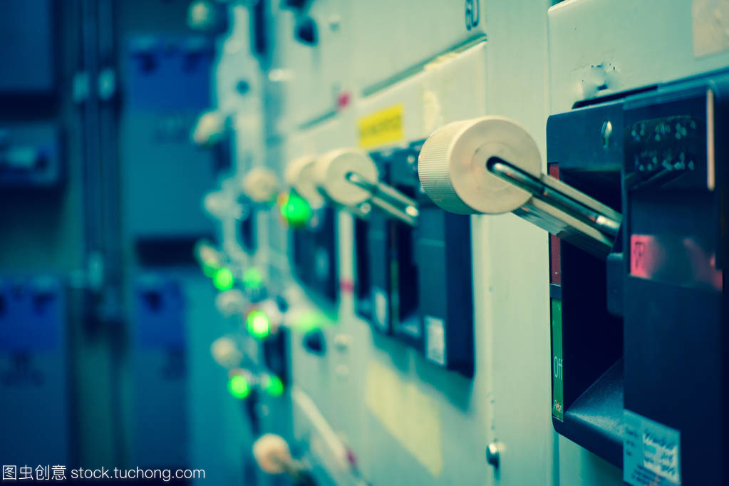 葡萄酒与模糊韵律下的电气世界 工业电子电气开关柜室设备探析